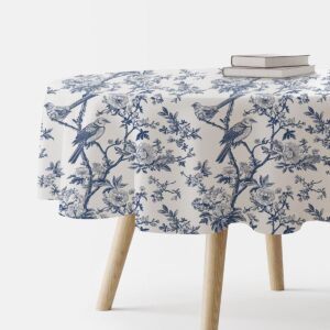 okrągły obrus z niebieskim wzorem ptaków i kwiatów na białym tle - widok stołu