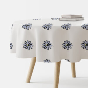okrągły obrus na stole z rysunkowymi stokrotkami widok z boku