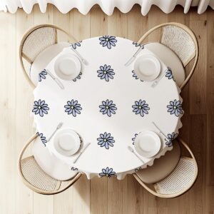 widok z góry na okrągły stół nakryty obrusem z rozmieszczonymi stokrotkami