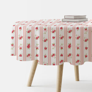 Okrągły obrus z wzorem małych czerwonych różyczek i pionowych różowych pasów, ujęcie z boku