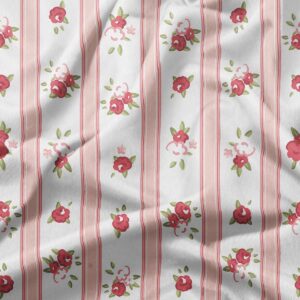 Zbliżenie na tkaninę pokazujące drobne bukieciki róż i delikatne pasy w pastelowych odcieniach