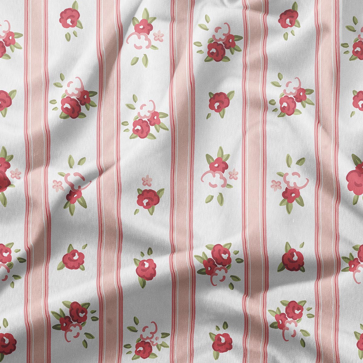 Zbliżenie na tkaninę pokazujące drobne bukieciki róż i delikatne pasy w pastelowych odcieniach