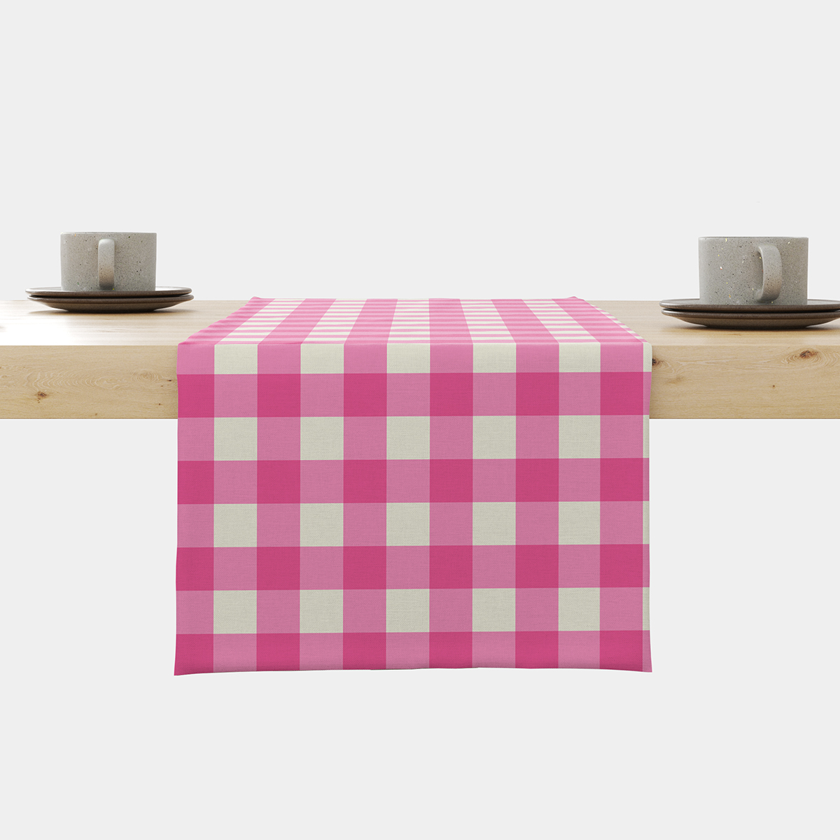Bieżnik z różowo-kremową kratą rozłożony centralnie na stole, widok główny