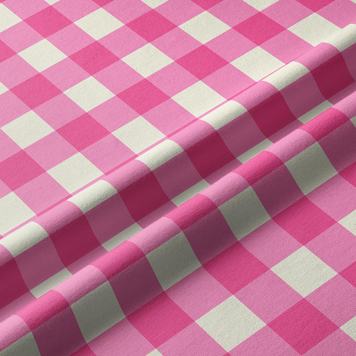 Zbliżenie na fakturę tkaniny i regularny wzór kraty w różu i kremie