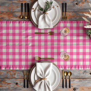 Aranżacja stołu z bieżnikiem w kratę, talerze i złote sztućce na tle wzoru