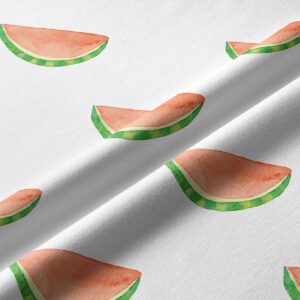 Zbliżenie na wzór akwarelowych plasterków arbuza i fakturę tkaniny