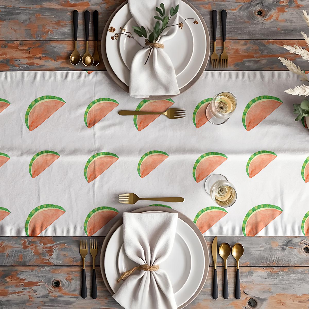 Aranżacja stołu z bieżnikiem, talerzami i złotymi sztućcami