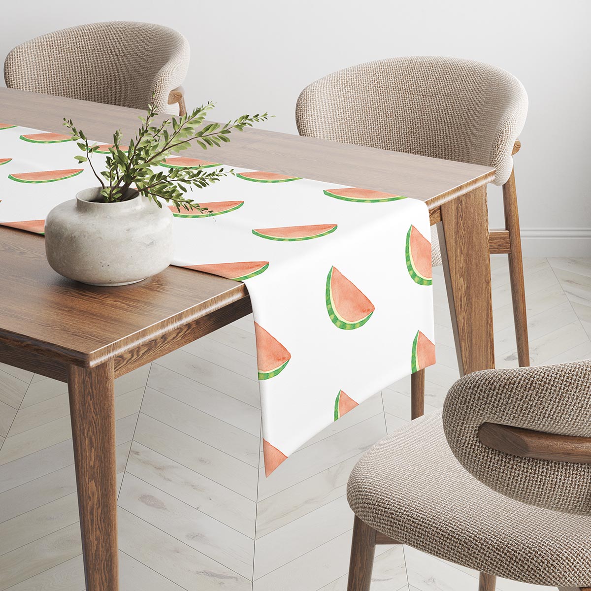 Widok bieżnika rozłożonego na stole z powtarzającym się motywem plasterków arbuza