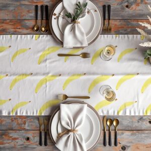 Widok z góry na stół nakryty bieżnikiem z bananami w rustykalnej stylizacji