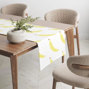 Bieżnik z bananami w nowoczesnej jadalni z wazonem i neutralnymi krzesłami