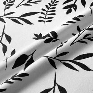 Zbliżenie na fakturę tkaniny i czarny nadruk gałązek