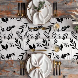 Aranżacja stołu z bieżnikiem, talerze i sztućce na drewnianym blacie