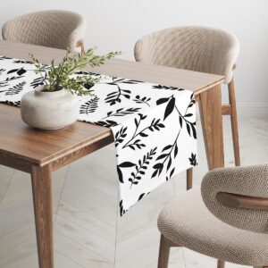 Perspektywa stołu z bieżnikiem i dekoracją w doniczce