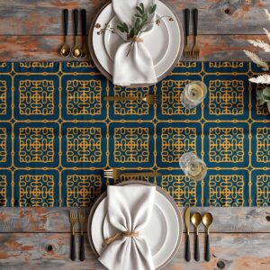 Aranżacja stołu z bieżnikiem, zastawą i złotymi sztućcami