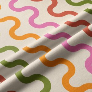 Zbliżenie na strukturę tkaniny i kolorowe fale nadrukowane na kremowym materiale