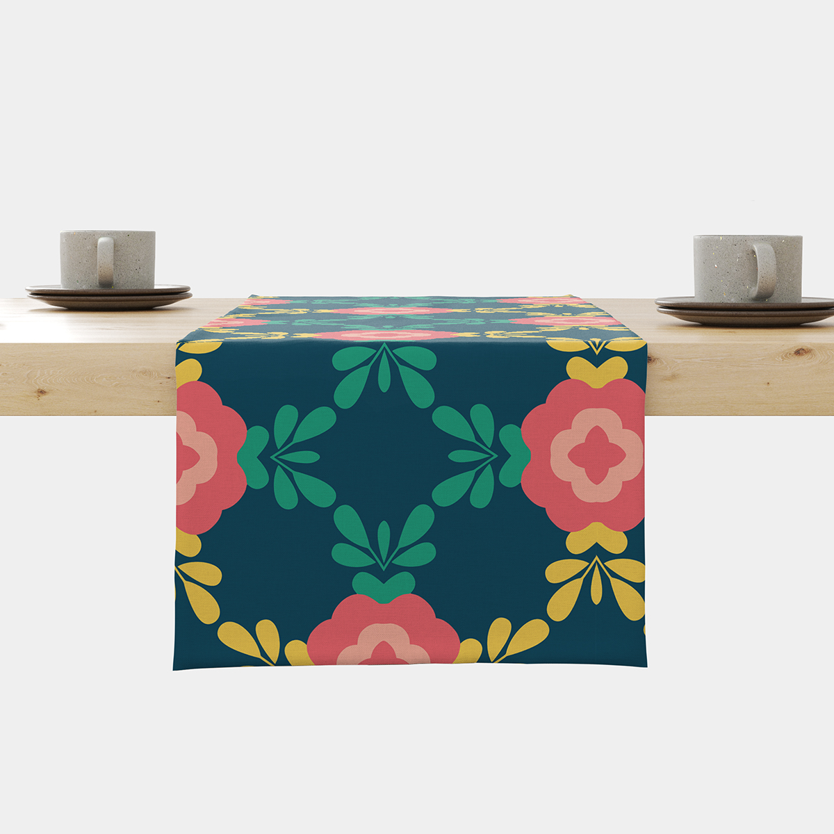 Bieżnik rozciągnięty na stole, widoczne koralowe kwiaty na granatowym tle
