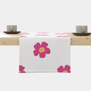 biały bieżnik z dużymi różowymi kwiatami rozłożony na stole, główne ujęcie produktu