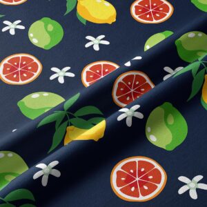 Zbliżenie na fakturę tkaniny i szczegóły wzoru: cytryny, limonki i plasterki grejpfruta