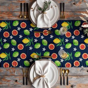 Aranżacja stołu z bieżnikiem, talerzami i sztućcami w kolorowym cytrusowym wzorze