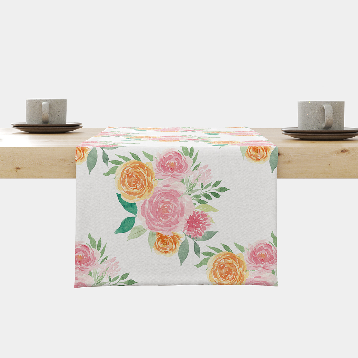 bieżnik z akwarelowymi bukietami rozłożony na drewnianym stole, widok z przodu