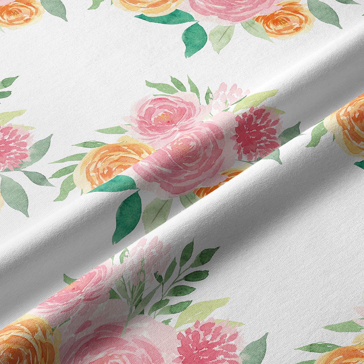 zbliżenie na fakturę tkaniny i nadruk akwarelowych róż oraz liści