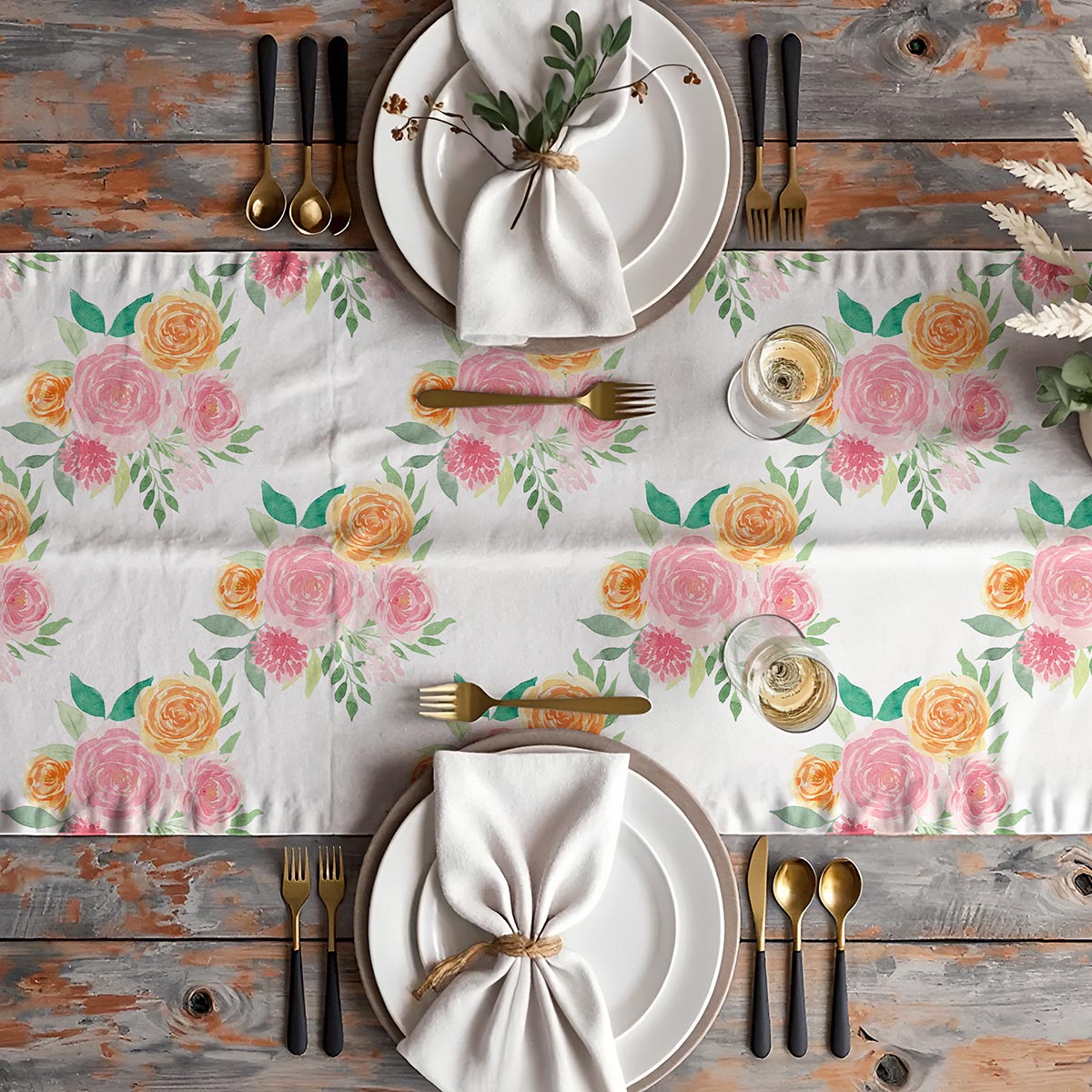 aranżacja stołu z nakryciami i bieżnikiem w kwiatowy wzór, widok z góry