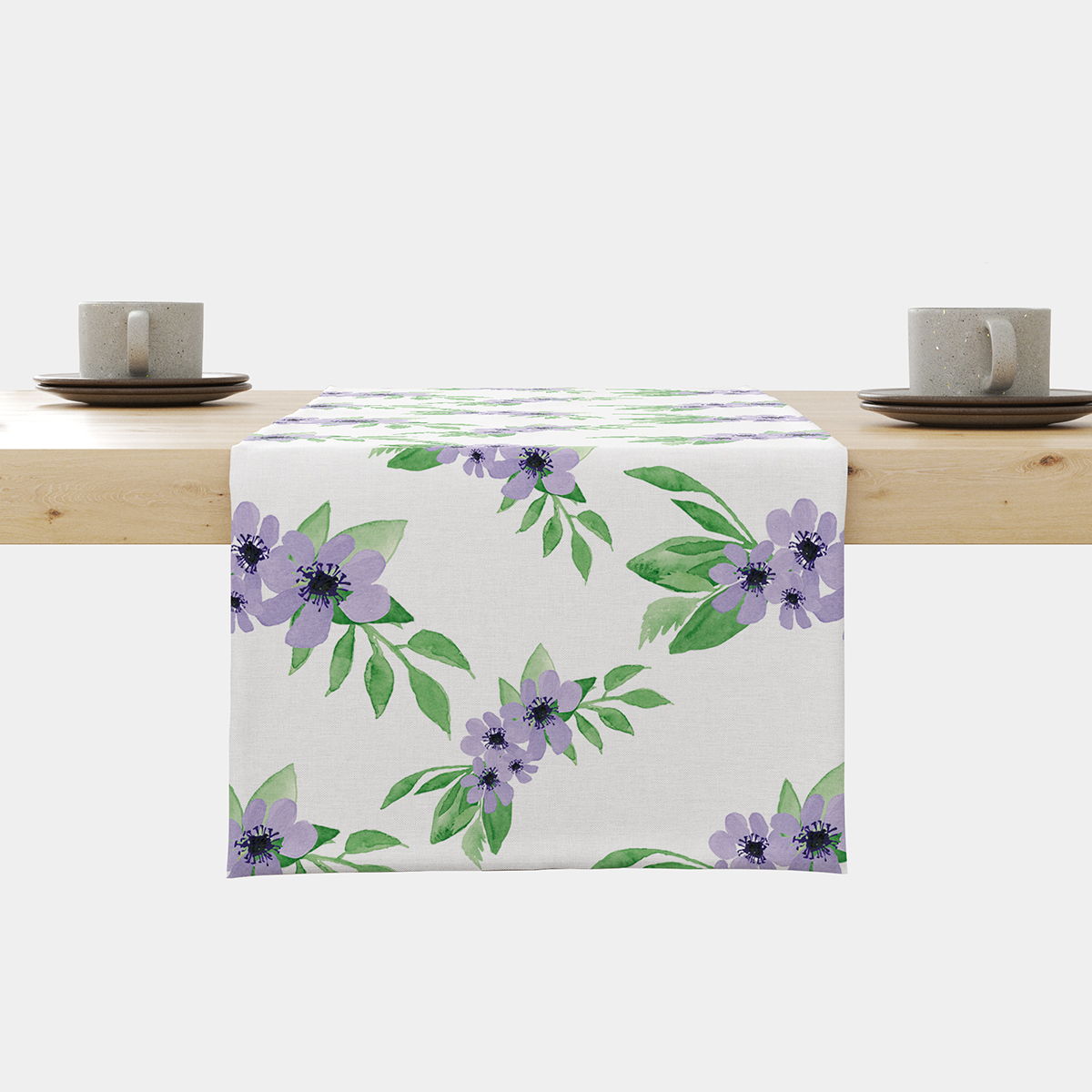 Bieżnik na stole z akwarelowymi fioletowymi kwiatami i zielonymi liśćmi, widok z przodu