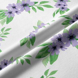 Zbliżenie na teksturę tkaniny i malarski, akwarelowy nadruk fioletowych kwiatów