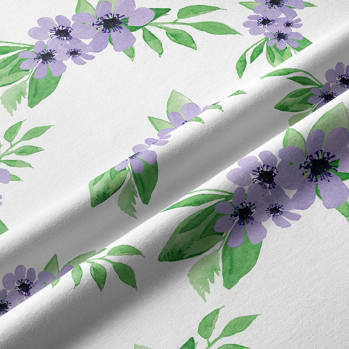 Zbliżenie na teksturę tkaniny i malarski, akwarelowy nadruk fioletowych kwiatów