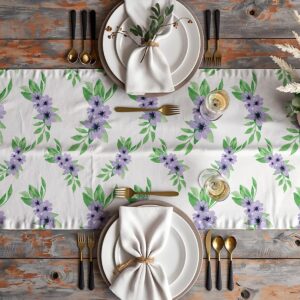 Aranżacja stołu z bieżnikiem, talerze, sztućce i dekoracja tworzą eleganckie nakrycie