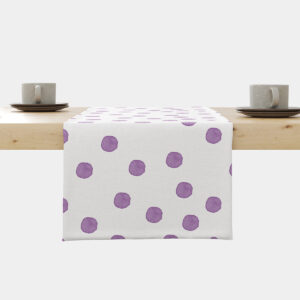 Bieżnik na stole z fioletowymi akwarelowymi kropkami na jasnym tle, ujęcie frontalne