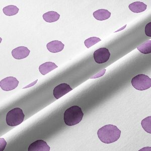 Zbliżenie na fakturę materiału i nieregularne fioletowe kropki wykonane techniką akwareli