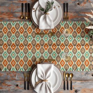 Aranżacja stołu z bieżnikiem, talerzami i sztućcami; wzór rombów nadaje stołowi kolorowy, przytulny charakter