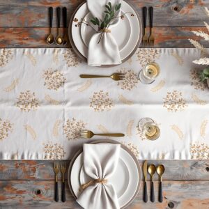 Aranżacja stołu z zastawą i bieżnikiem ozdobionym roślinnym wzorem
