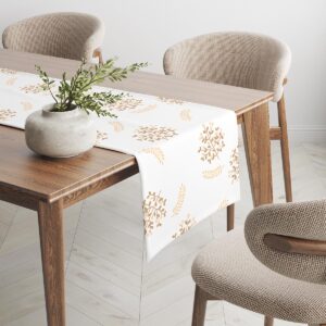 Widok bieżnika rozciągniętego wzdłuż stołu w jasnym, nowoczesnym wnętrzu