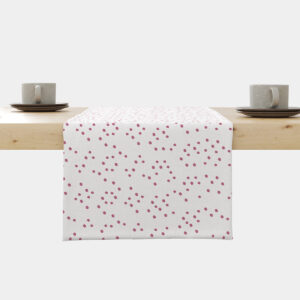Bieżnik na stole z białym tłem i drobnymi różowymi kropeczkami jako główne ujęcie