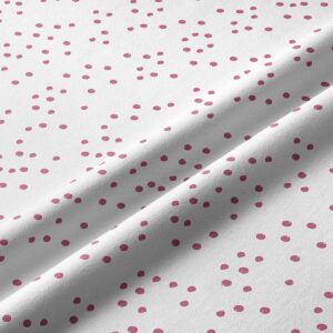 Zbliżenie na fakturę tkaniny i nieregularne różowe kropki