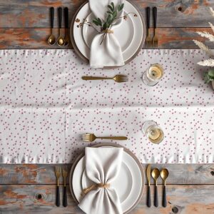 Aranżacja stołu z talerzami i sztućcami na bieżniku w kropeczki