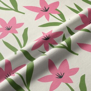 Zbliżenie na fakturę tkaniny i detale nadruku z różowymi kwiatami i zielonymi liśćmi