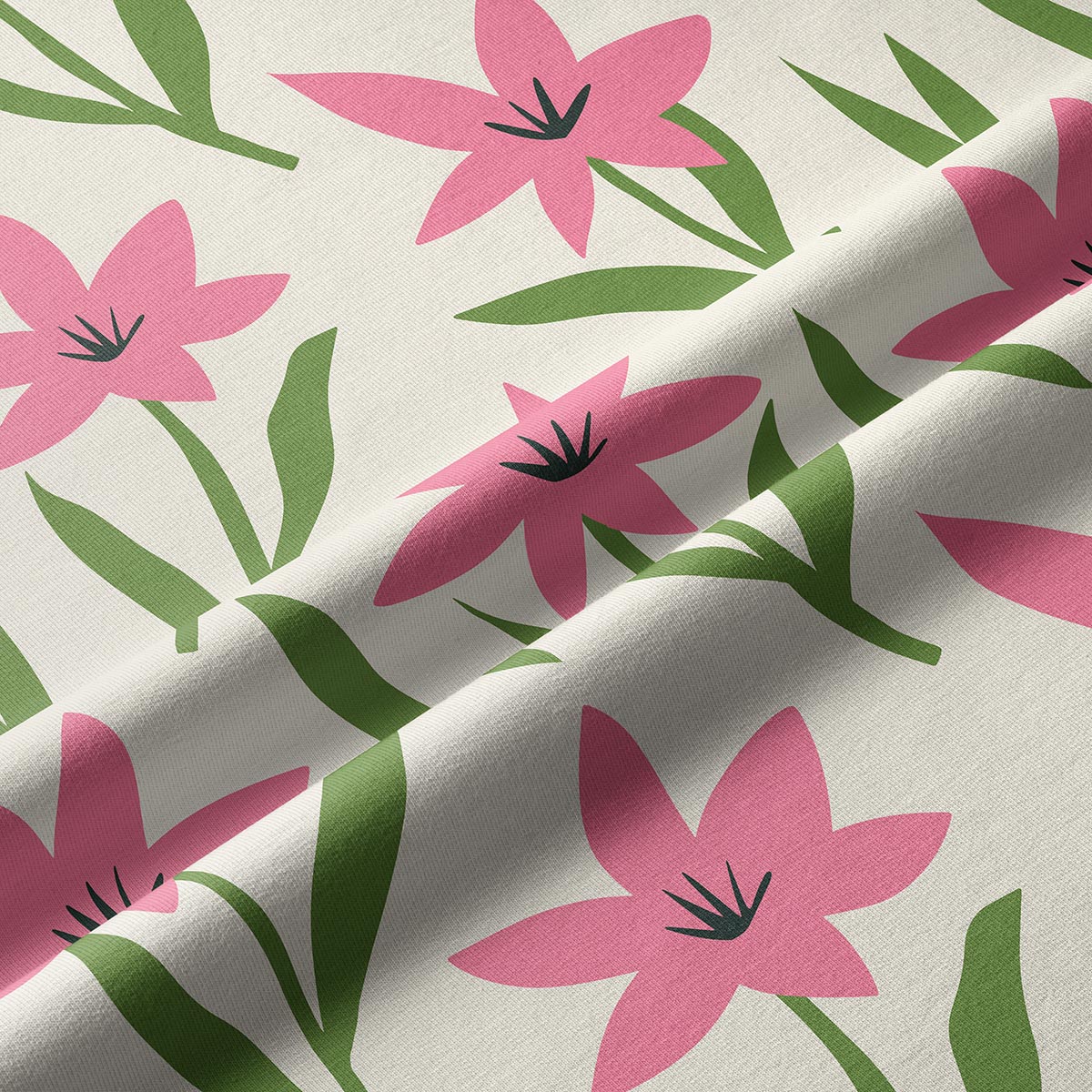 Zbliżenie na fakturę tkaniny i detale nadruku z różowymi kwiatami i zielonymi liśćmi