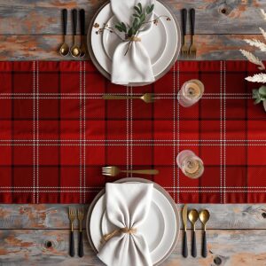 Aranżacja stołu z bieżnikiem, zastawa talerzy i sztućce na czerwonym tle