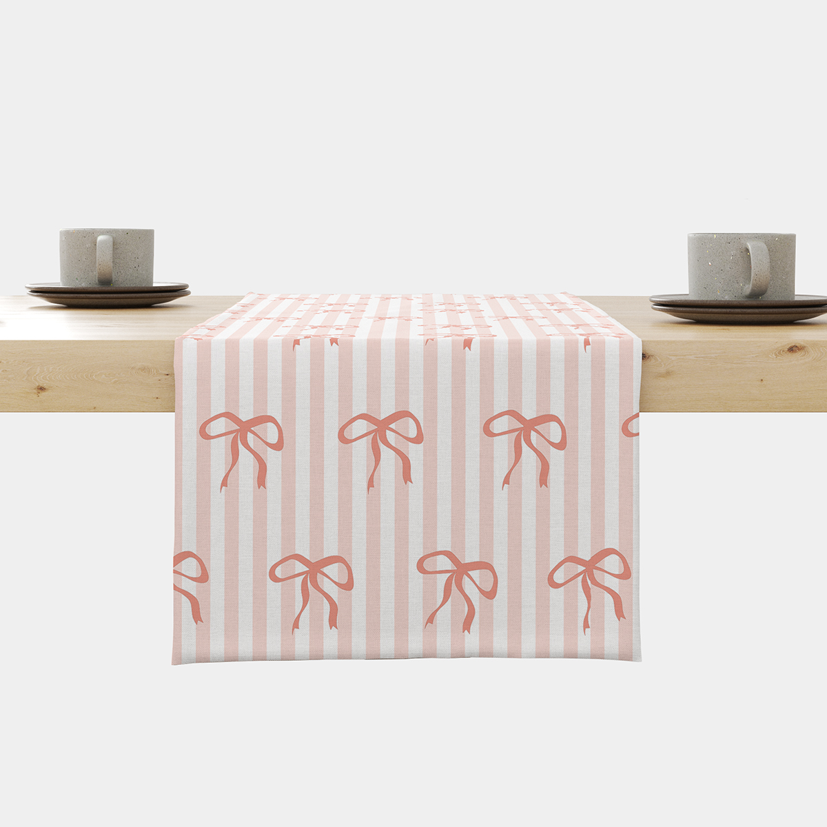 Bieżnik na stole — centralne ujęcie pokazujące pionowe paski i rozmieszczone kokardki