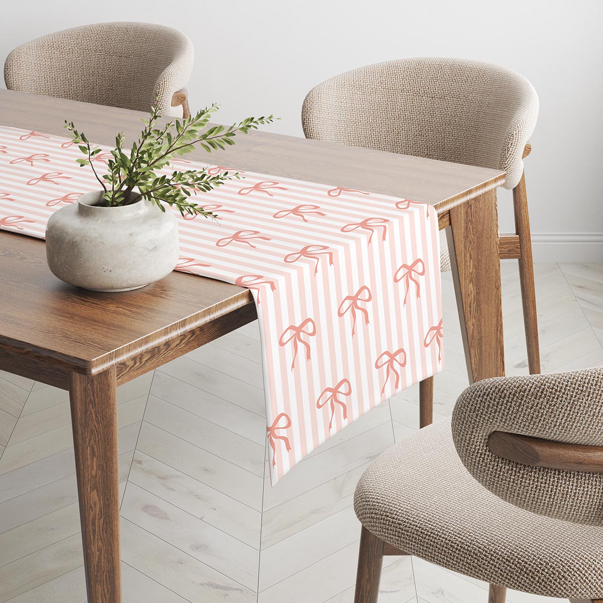 Bieżnik rozłożony na drewnianym stole, widoczny brzeg i delikatny motyw kokardek