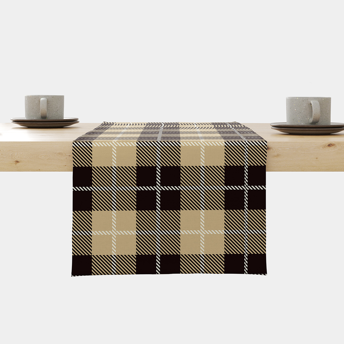 Bieżnik z beżowo-brązową kratą ułożony na drewnianym stole, widok frontowy