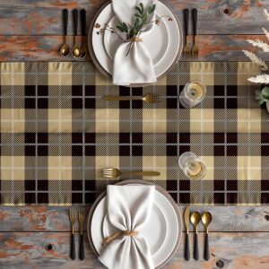 Aranżacja stołu z zastawą i bieżnikiem w kratę w neutralnych odcieniach