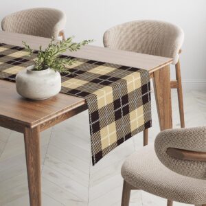 Detal końcówki bieżnika na stole w stylu skandynawskim