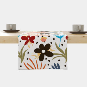 bieżnik na stole z dużym kwiatowym wzorem, ujęcie z przodu