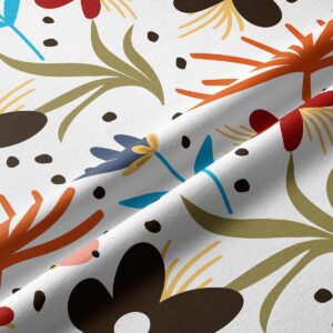 detal tkaniny z kolorowym nadrukiem kwiatowym i widoczną strukturą materiału