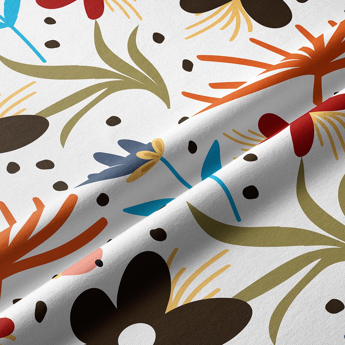 detal tkaniny z kolorowym nadrukiem kwiatowym i widoczną strukturą materiału