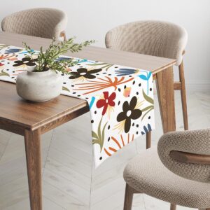 bieżnik rozłożony na drewnianym stole, ujęcie narożnika i wzoru